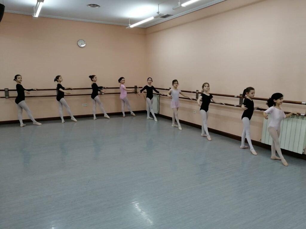 Grupo de alumnas de ballet de entre 9 y 11 años