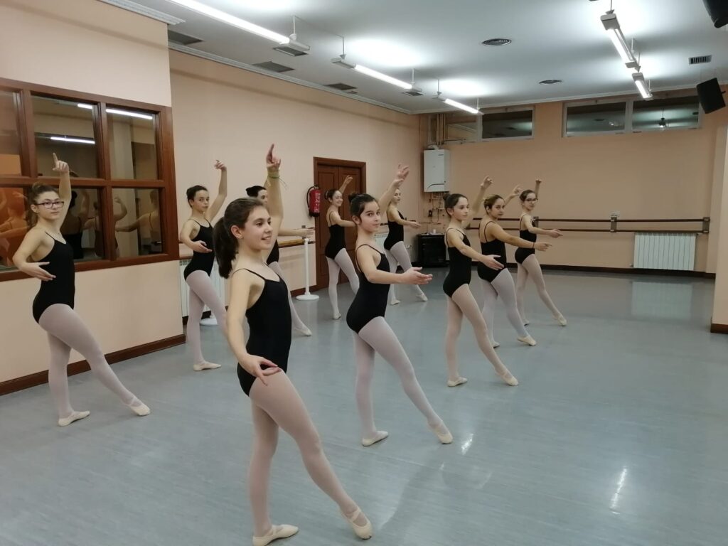 Grupo de alumnas de ballet entre 12 y 14 años