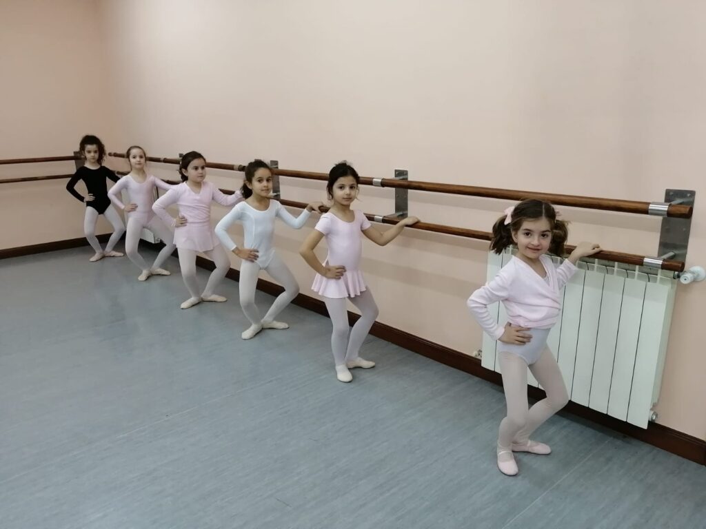 Grupo de alumnas de ballet o danza clásica entre 7 y 9 años